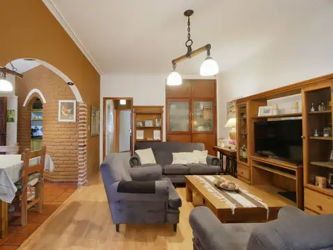 CASA 5 AMBIENTES CON FONDO Y PILETA