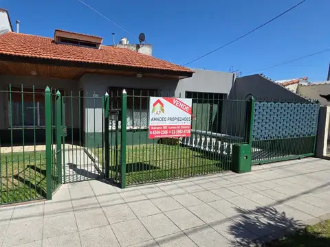 Excelente casa con parque, cochera e impecable dpto 2 amb. Ubicada en Zurich 1031, Temperley
