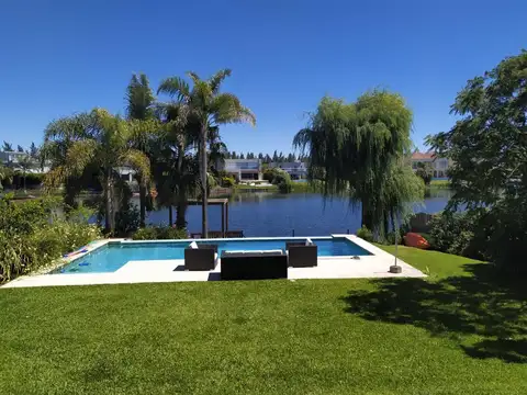 Casa con imponente vista al lago en Los Sauces