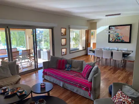 Casa con imponente vista al lago en Los Sauces