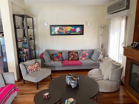 Casa en Alquiler con 2 cocheras