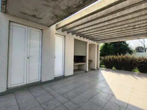 Casa en Alquiler con 2 cocheras