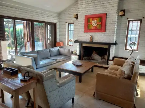 Casa 5 Domitorios, Jardín, Quincho y Arboleda en Bella Vista