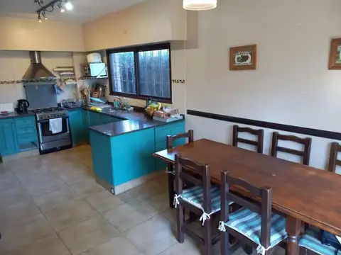 Casa 5 Domitorios, Jardín, Quincho y Arboleda en Bella Vista