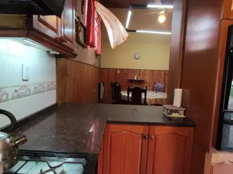 Venta de Casa de Tres Dormitorios con Jardín y Cochera en Barrio Roque Saenz Peña