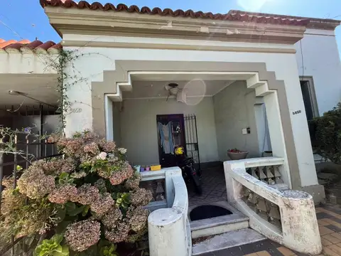 Venta de Casa de Tres Dormitorios con Jardín y Cochera en Barrio Roque Saenz Peña