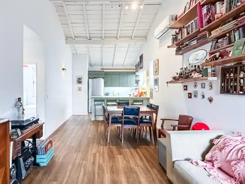 Lisandro de la torre  al 100, entre Aristóbulo del Valle y las vías