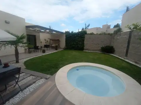 Casa en Alquiler con 2 cocheras