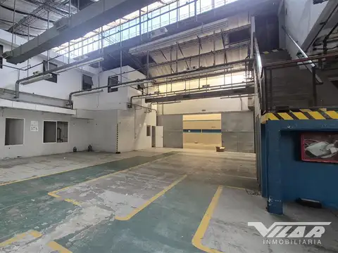 En venta Galpón con oficinas / Edificio Comercial 1600m2, Zona Industrial - Villa Martelli