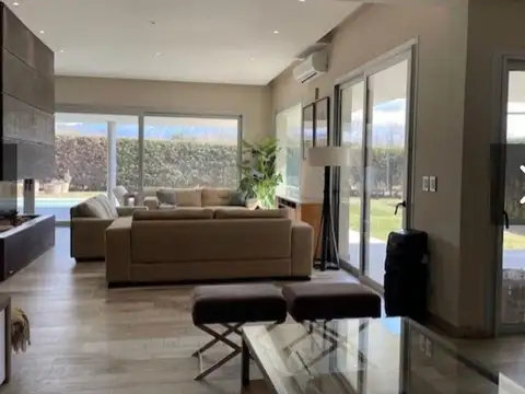 Casa en Alquiler con 2 cocheras