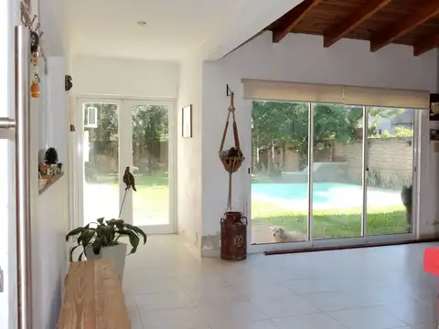 Casa 8 ambientes con 2 baños
