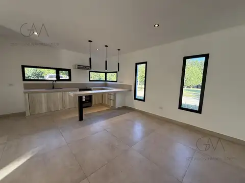 Casa 4 ambientes con 2 baños