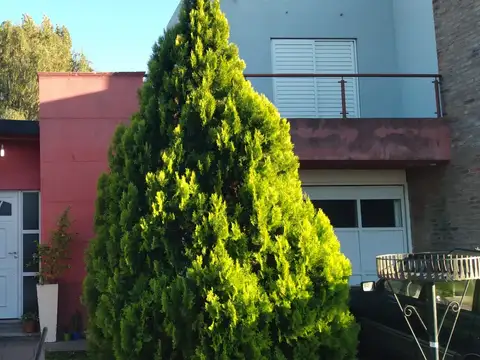 CASA A LA VENTA .CASILDA. Barrio PARQUE. 3 DORMITORIOS. GARAGE PARA 2 AUTOS.