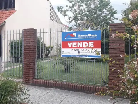 CHALET EN EXCELENTE UBICACIÓN  LOTE DE 20 X 22,80 M2 