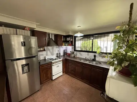 VENTA CASA 4 AMBIENTES CON GARAGE Y JARDÍN EN BURZACO