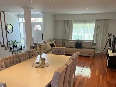Casa en venta - 4 Dormitorios 4 Baños - Esteban Echeverría