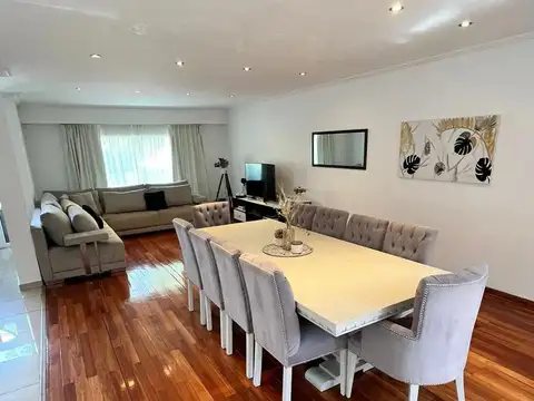 Casa en venta - 4 Dormitorios 4 Baños - Esteban Echeverría
