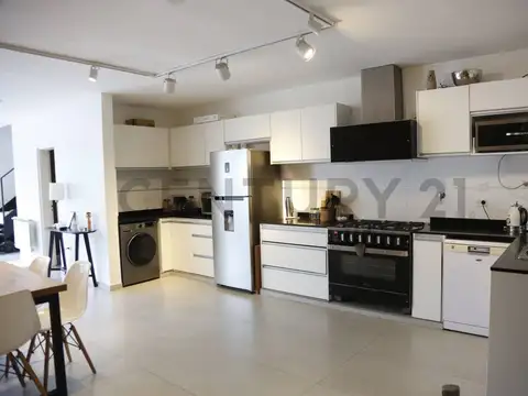 Casa 4 ambientes con 2 baños