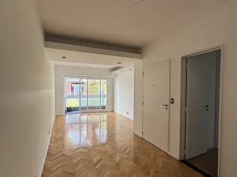4 ambientes muy luminoso frente con balcon en Palermo con cochera, palier privado y apto profesional.