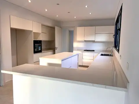 VENTA CASA, EXCLUSIVO BARRIO LA CALESA, PILARÁ