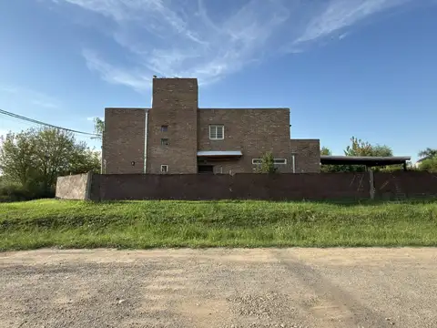 Casa en Venta con 3 cocheras