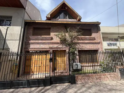 Casa en venta en perfecto estado, lindo jardín con pileta y parrilla.
