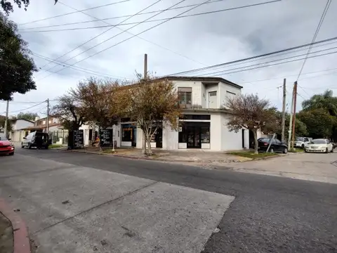 Venta  Local en esquina con vivienda y terreno en Morón. Acepta menor valor