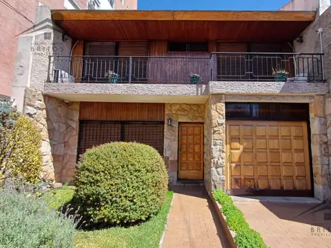 Venta de Imponente y Solido Chalet en El Centro de Ramos Mejía! 