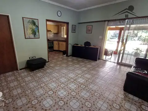 Casa en Alquiler con 3 cocheras