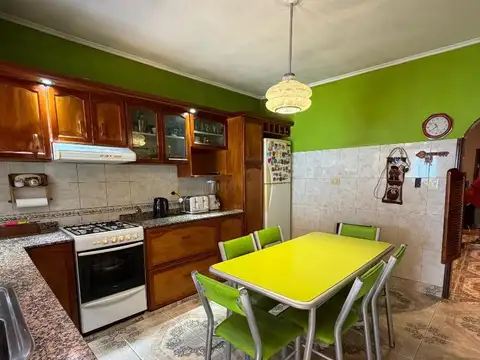 Casa en Venta con 3 cocheras