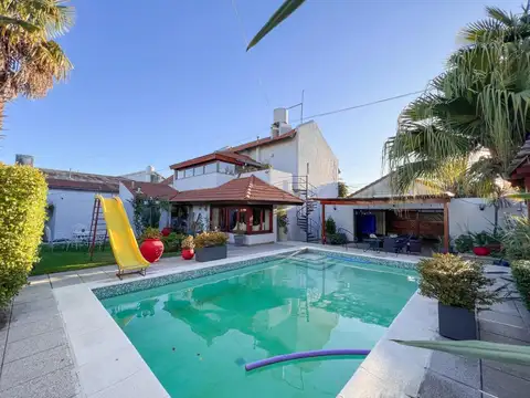 Chalet de 6 ambientes  c/ cochera en Pinos de Anchorena