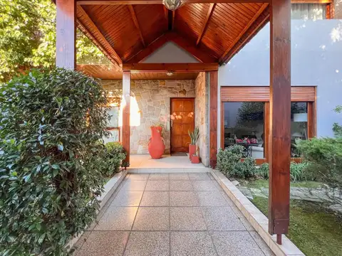 Casa 6 ambientes con 4 baños