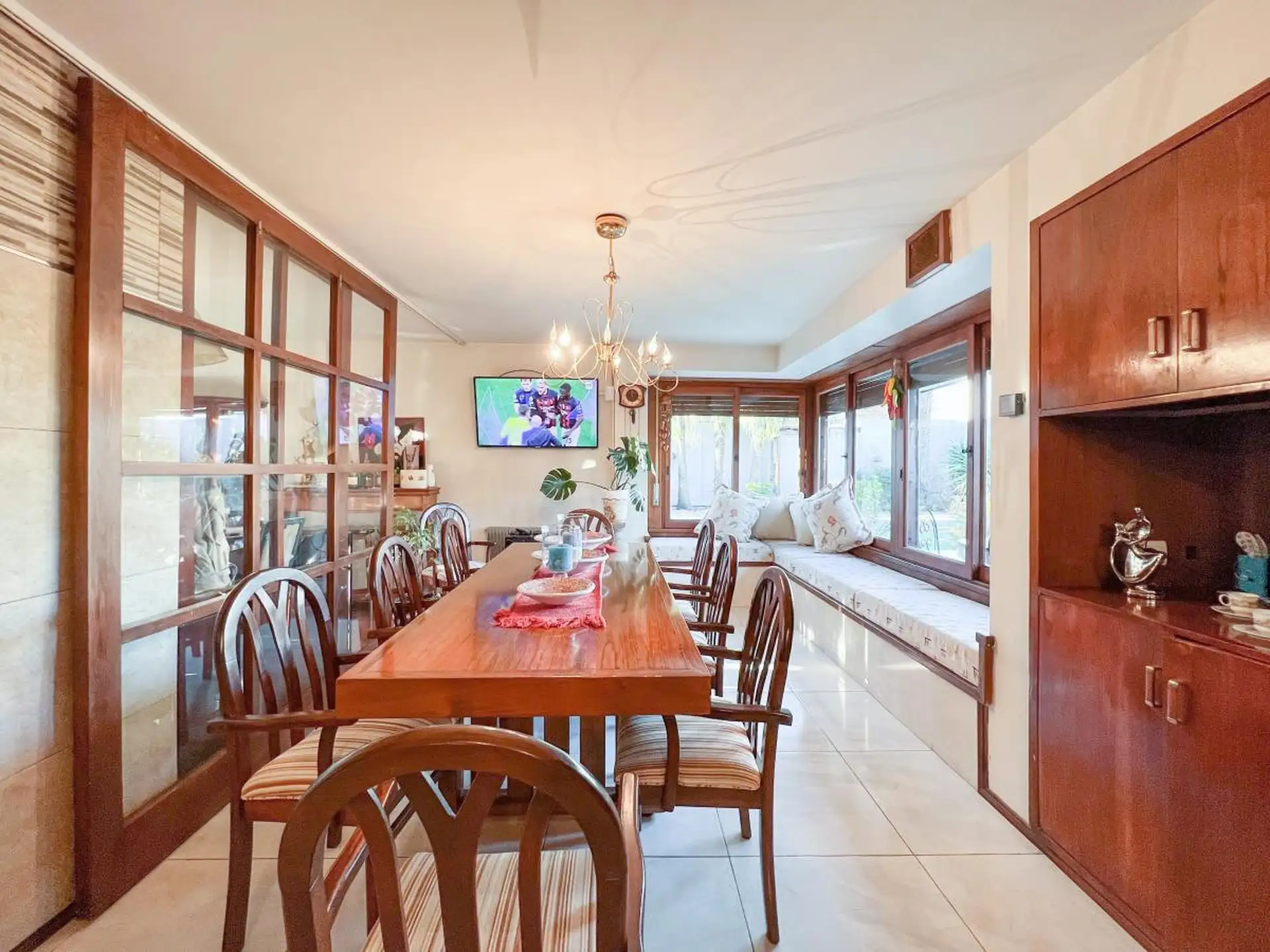Chalet de 6 ambientes c/ cochera en Pinos de Anchorena