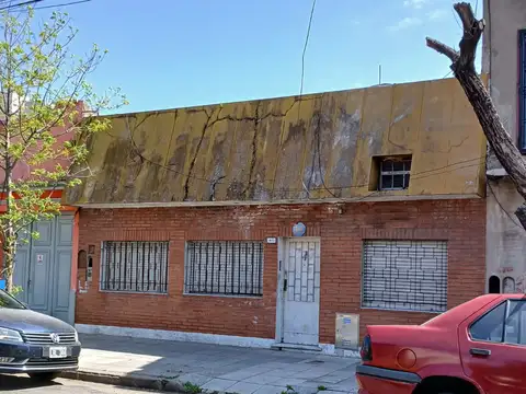 LOTE CON CASA A REFACCIONAR EN VENTA EN AVELLANEDA