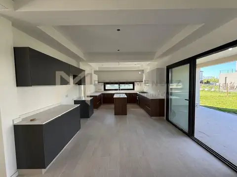 Casa 5 ambientes con 3 baños