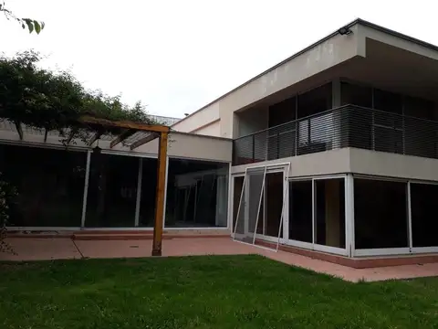 Casa en Alquiler con 4 cocheras