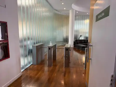 Oficina en Alquiler con 1 cochera