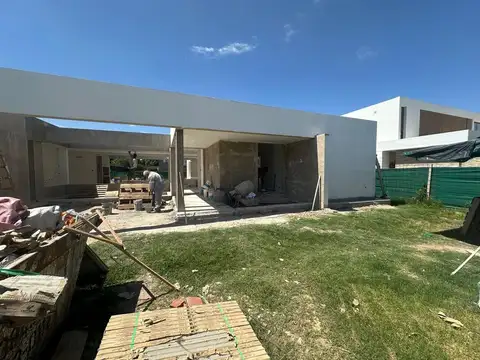 Casa 4 ambientes con 4 baños