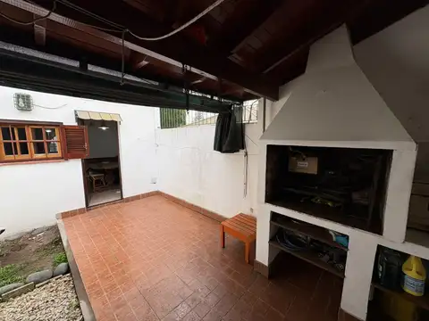 Chalet tipo Dúplex de 3 ambientes con garage y parrilla en Quilmes, Oportunidad