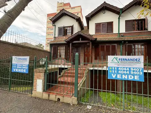 Chalet tipo Dúplex de 3 ambientes con garage y parrilla en Quilmes, Oportunidad