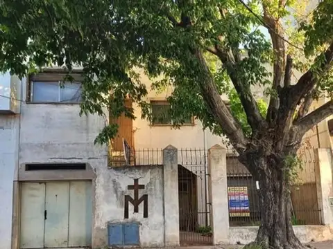 CASA A RECICLAR MULTIFAMILIAR. CON GALPON. OPORTUNIDAD