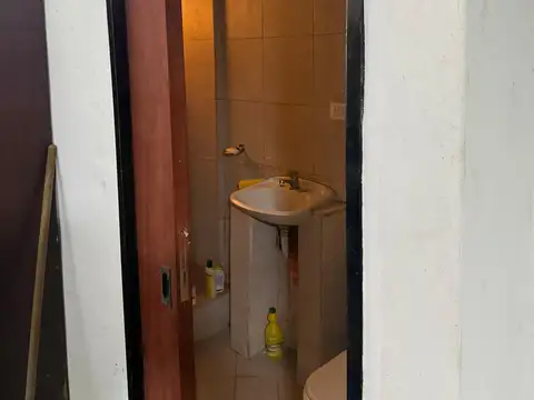 Local  a la calle con vivienda.