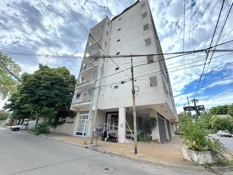Departamento en alquiler en Centro (Zarate) con Cochera cubierta.