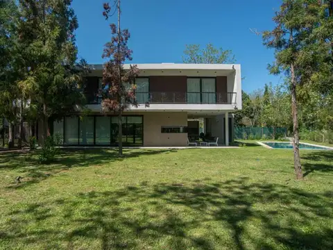 Casa en Venta con 2 cocheras