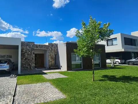 Casa en Alquiler en La Reja, USD 1.800