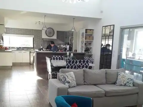 Casa en Venta con 4 cocheras