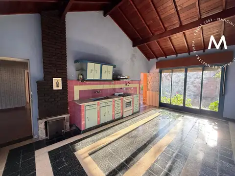 PH en venta de 4 ambientes con patio - José León Suarez