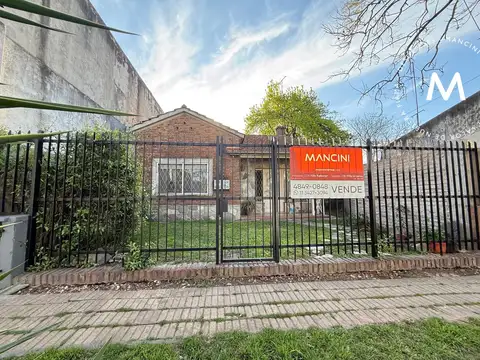 PH en venta de 4 ambientes con patio - José León Suarez