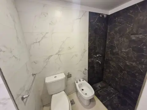 ALQUILER DE DEPARTAMENTO MONOAMBIENTE CON SUM, PARRILLA Y PILETA EN EL CENTRO DE CASEROS, TRES DE FEBRERO