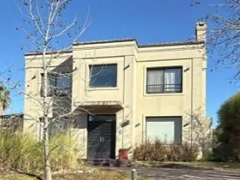 Casa 6 ambientes con 4 baños